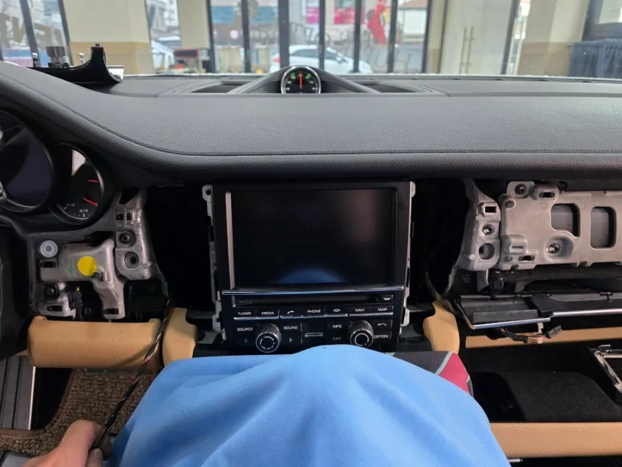 Porsche PanameraのAndroid Auto・CarPlay取付事例 施工写真 5