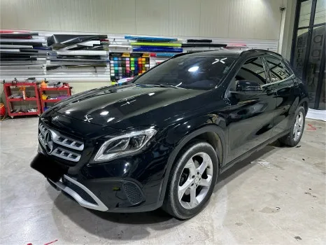 Mercedes-Benz GLAのカーラッピング事例|高級感あふれる仕上がり 施工写真 3-1