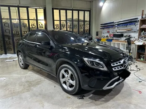 Mercedes-Benz GLAのカーラッピング事例|高級感あふれる仕上がり 施工写真 4-1