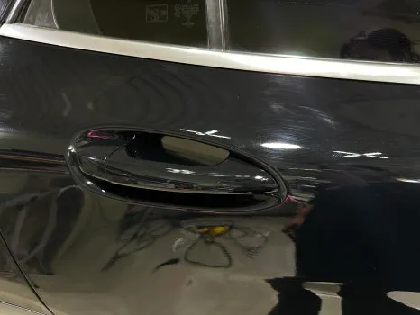 Mercedes-Benz GLAのカーラッピング事例|高級感あふれる仕上がり 施工写真 4-2