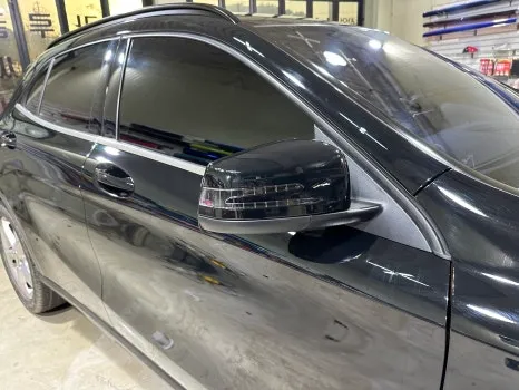 Mercedes-Benz GLAのカーラッピング事例|高級感あふれる仕上がり 施工写真 1-3