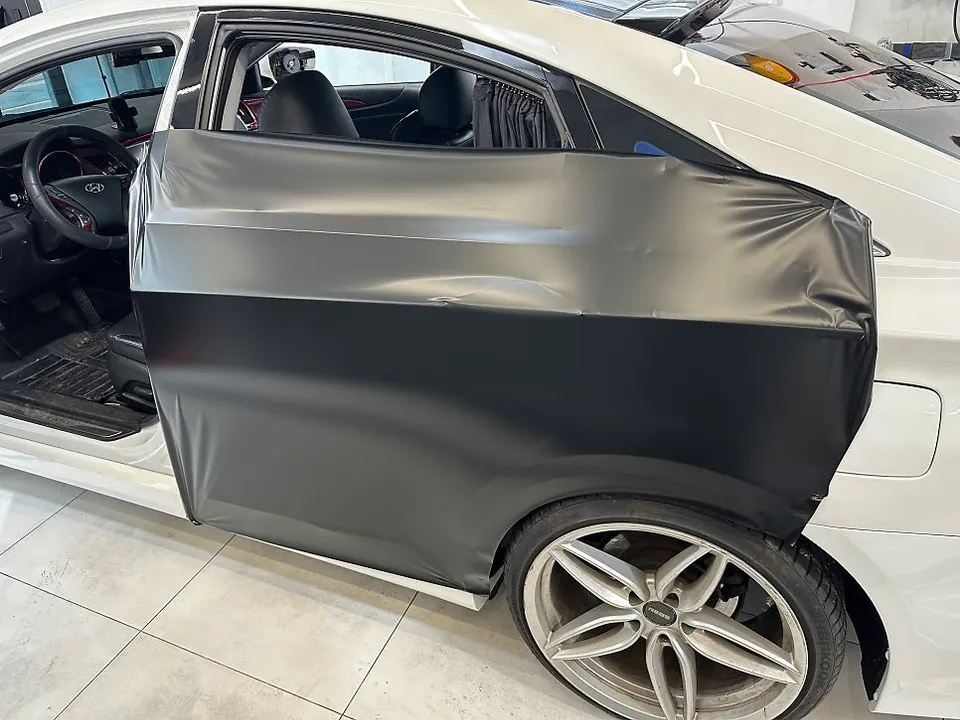Hyundai Sonataのカーラッピング事例｜サテンブラックの高級感 施工写真 3-3