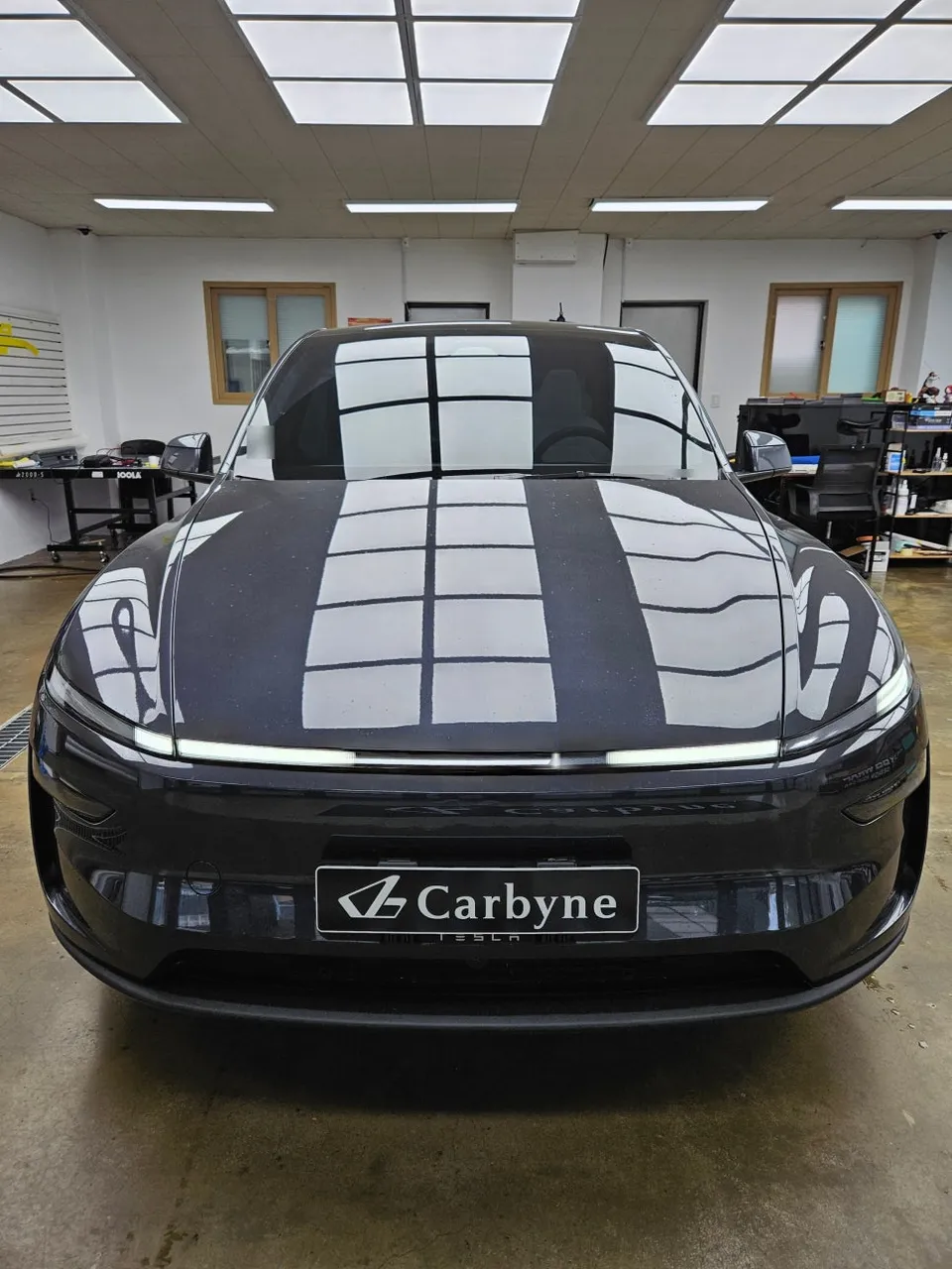 Tesla Model Y Juniperのカーラッピング事例｜高光沢ブラックの仕上がり 写真