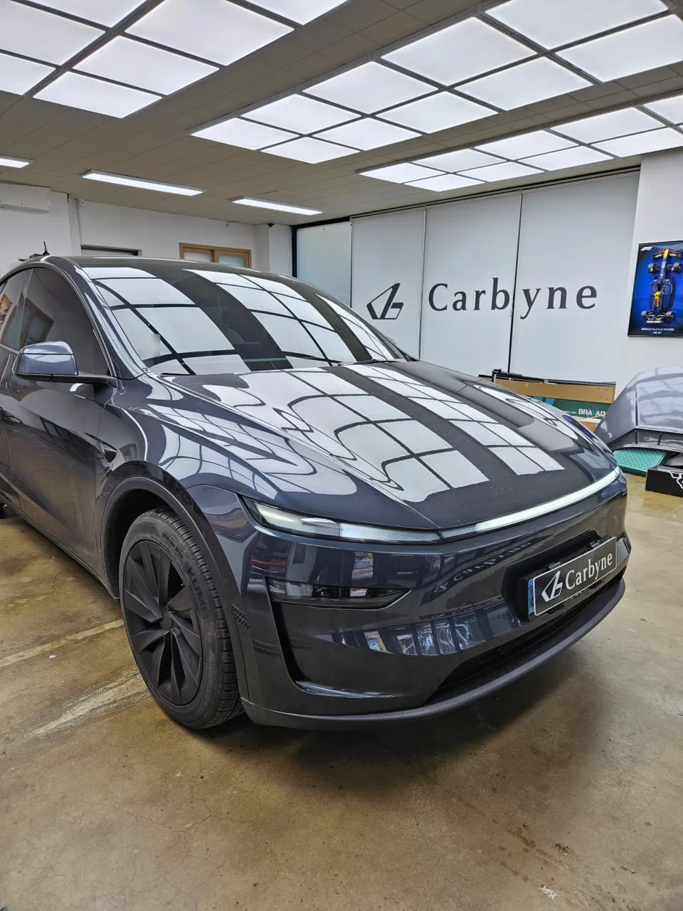Tesla Model Y Juniperのカーラッピング事例|高光沢ブラックの仕上がり 施工写真 1-1
