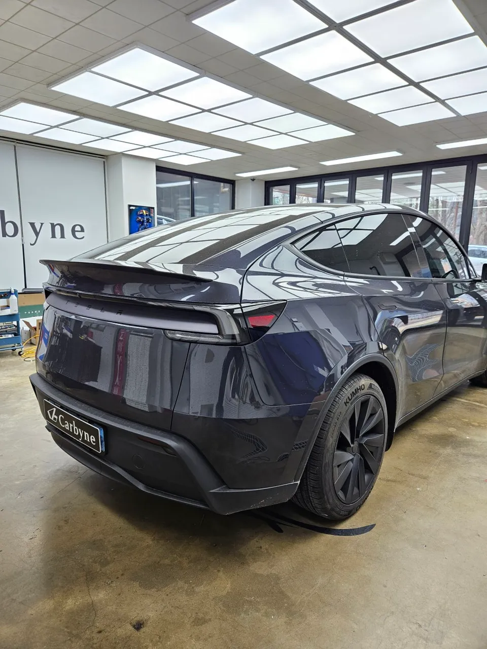 Tesla Model Y Juniperのカーラッピング事例|高光沢ブラックの仕上がり 施工写真 2-1