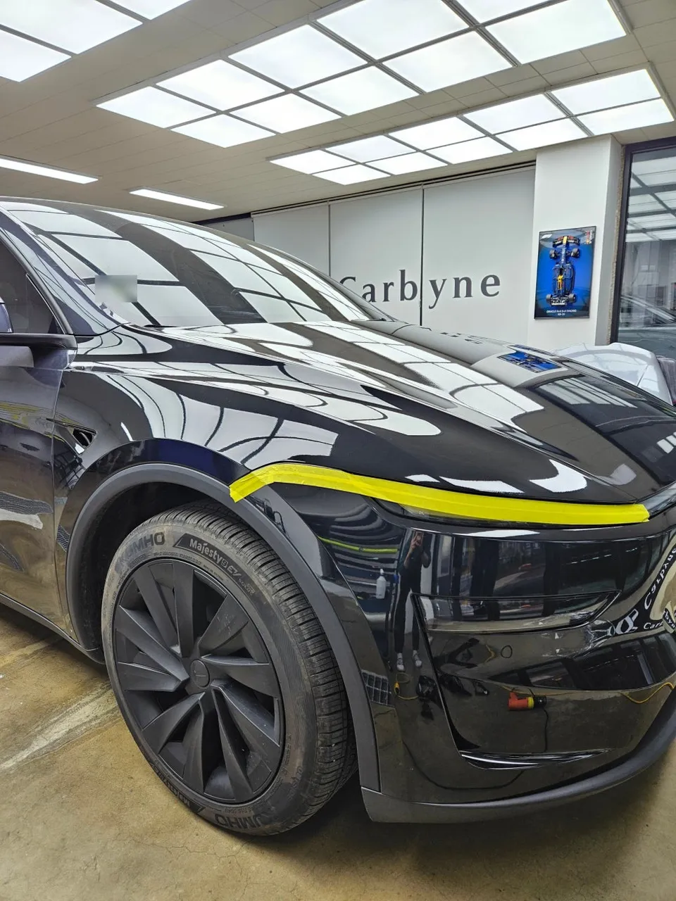 Tesla Model Y Juniperのカーラッピング事例|高光沢ブラックの仕上がり 施工写真 3-2
