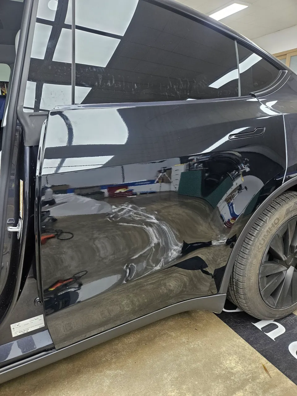 Tesla Model Y Juniperのカーラッピング事例|高光沢ブラックの仕上がり 施工写真 3-3