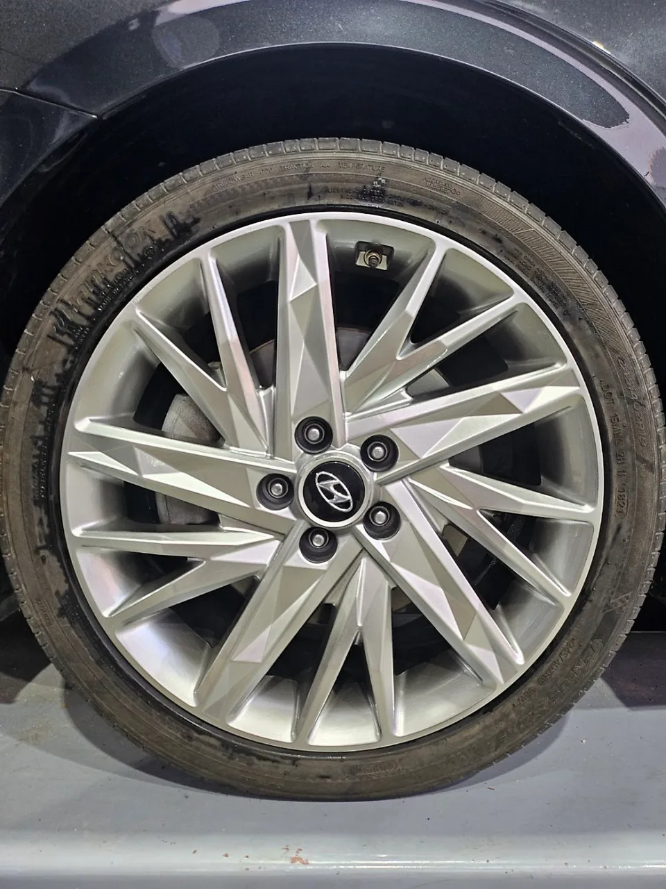 Hyundai The New Grandeurのホイールリペア・塗装事例 施工写真 5