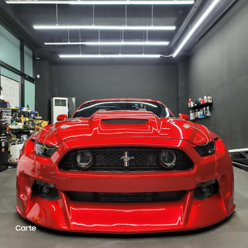 Ford Mustang Convertibleのカーラッピング事例|レッドで個性を際立たせる 施工写真 3-1