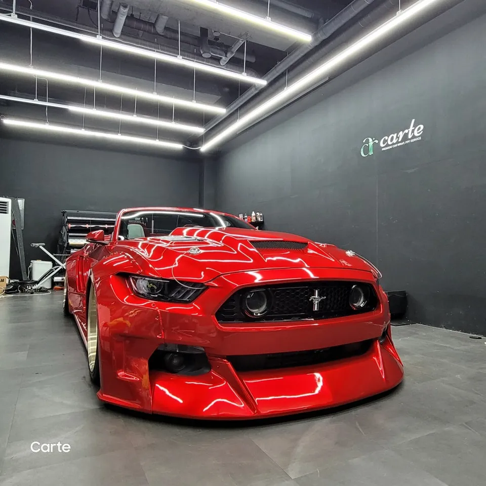 Ford Mustang Convertibleのカーラッピング事例|レッドで個性を際立たせる 施工写真 1-2