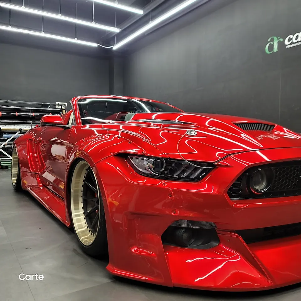 Ford Mustang Convertibleのカーラッピング事例|レッドで個性を際立たせる 施工写真 2-2