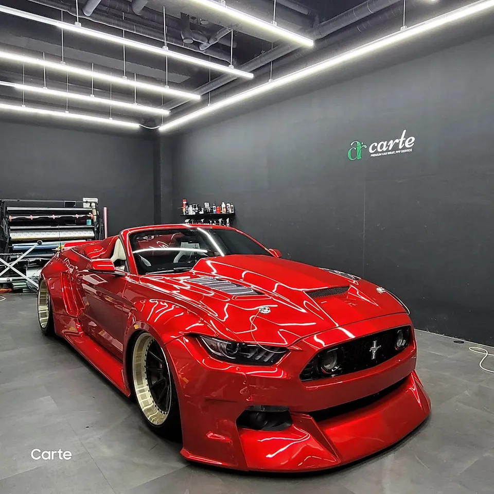 Ford Mustang Convertibleのカーラッピング事例|レッドで個性を際立たせる 施工写真 3-2