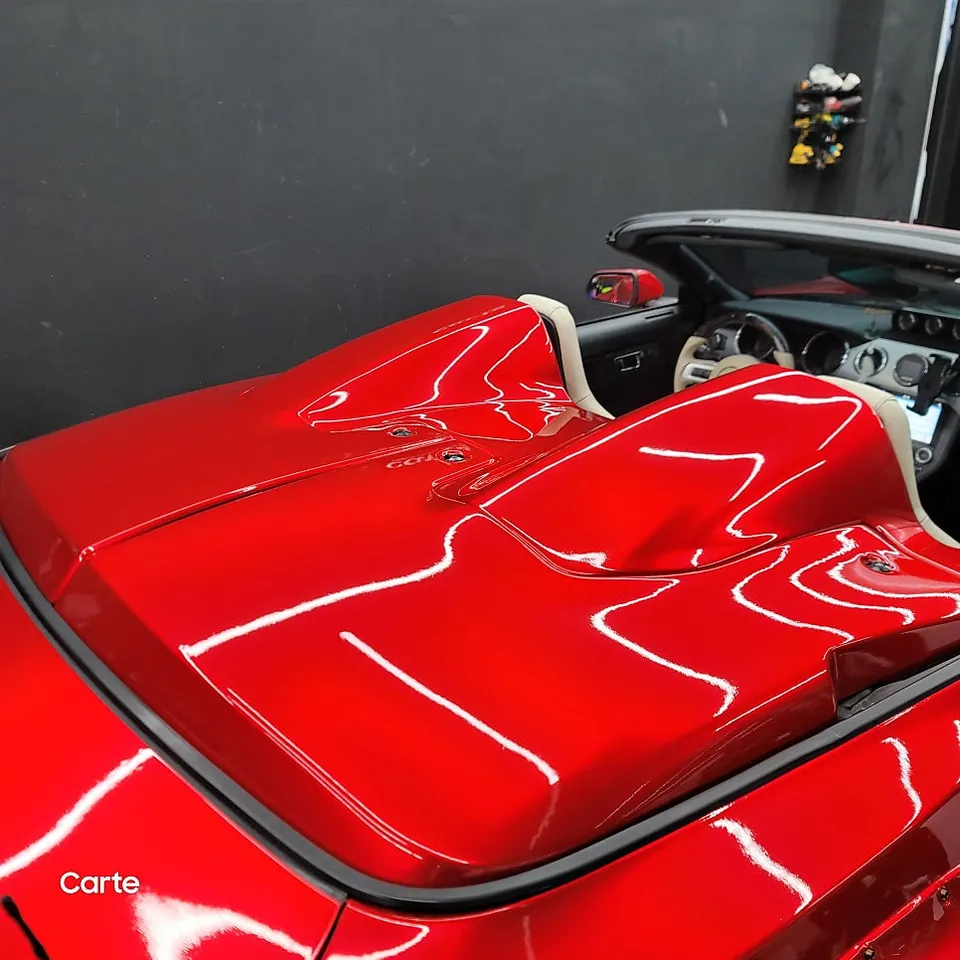 Ford Mustang Convertibleのカーラッピング事例|レッドで個性を際立たせる 施工写真 2-3
