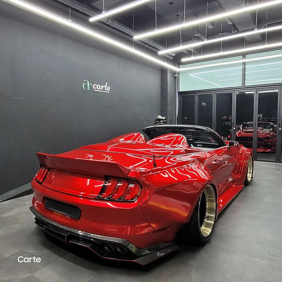 Ford Mustang Convertibleのカーラッピング事例|レッドで個性を際立たせる 施工写真 3-3