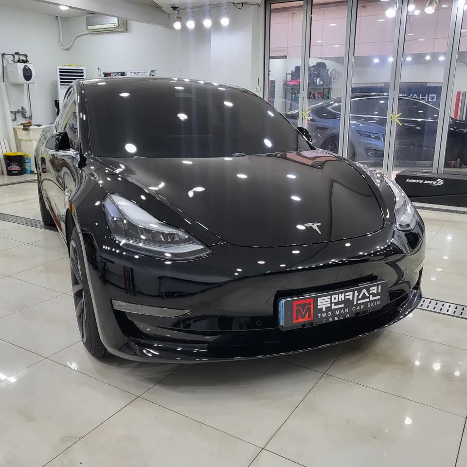 Tesla Model 3のカーラッピング事例｜クローム除去で印象激変 施工写真 2-1