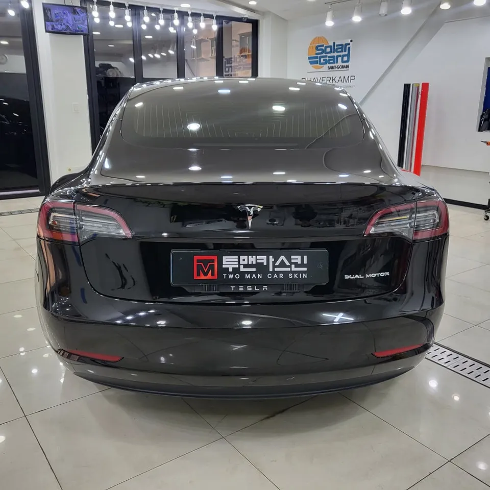 Tesla Model 3のカーラッピング事例｜クローム除去で印象激変 施工写真 3-1