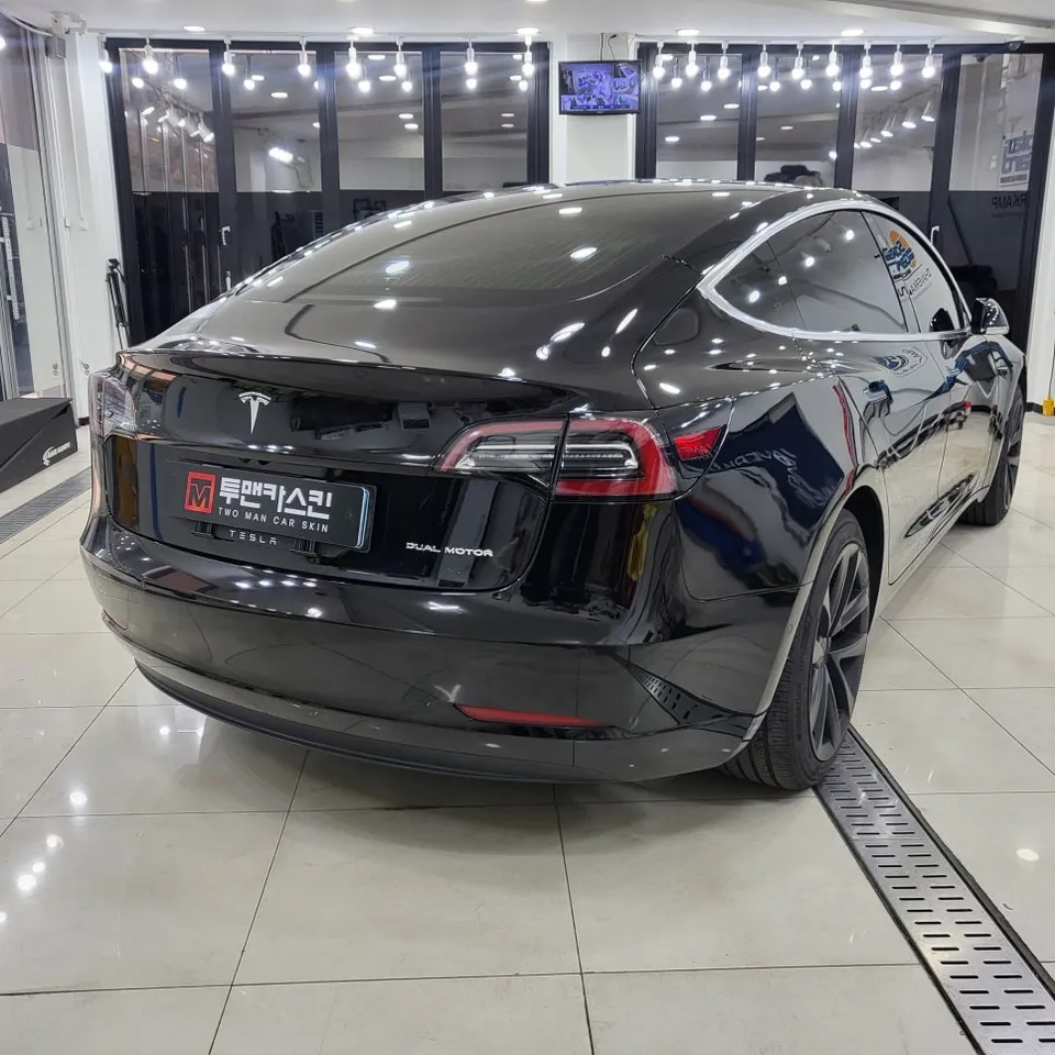 Tesla Model 3のカーラッピング事例｜クローム除去で印象激変 施工写真 4-1