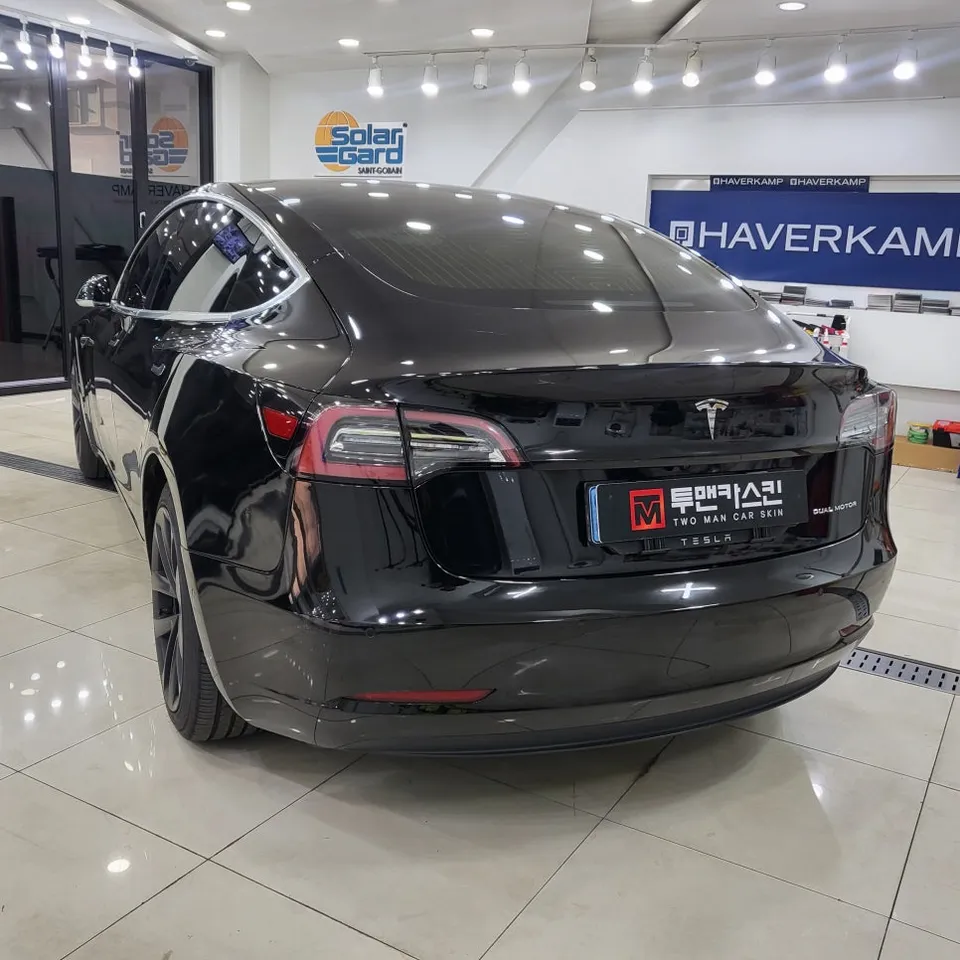 Tesla Model 3のカーラッピング事例｜クローム除去で印象激変 施工写真 1-2