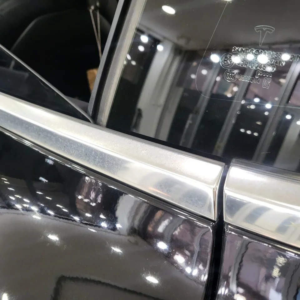 Tesla Model 3のカーラッピング事例｜クローム除去で印象激変 施工写真 1-3