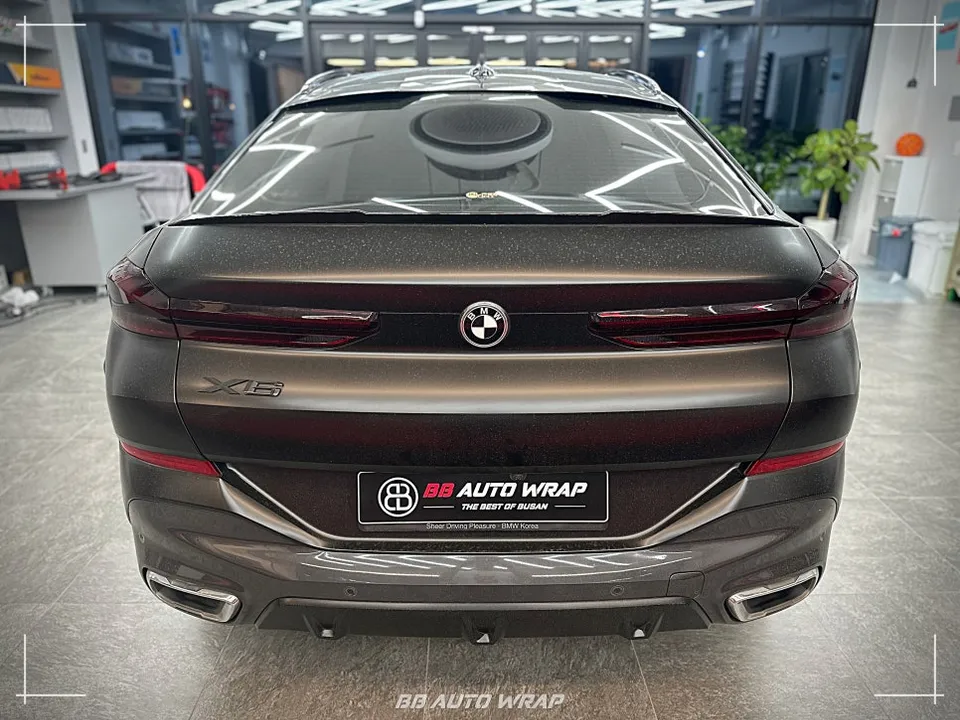 BMW X6 G06のカーラッピング事例|サテンブラック部分補修 施工写真 2-1