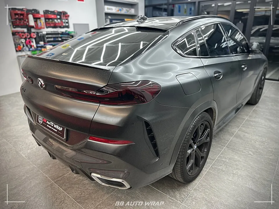 BMW X6 G06のカーラッピング事例|サテンブラック部分補修 施工写真 3-1