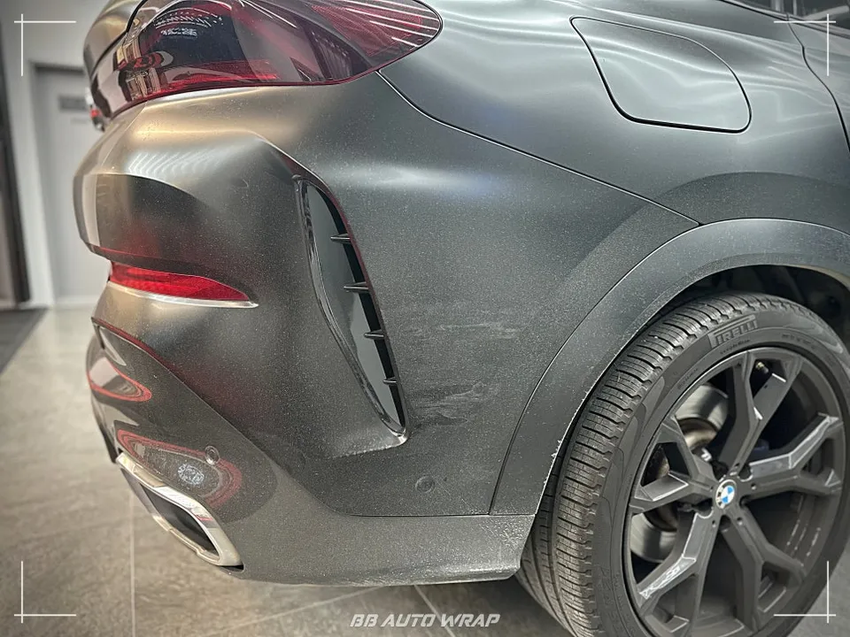 BMW X6 G06のカーラッピング事例|サテンブラック部分補修 施工写真 4-1