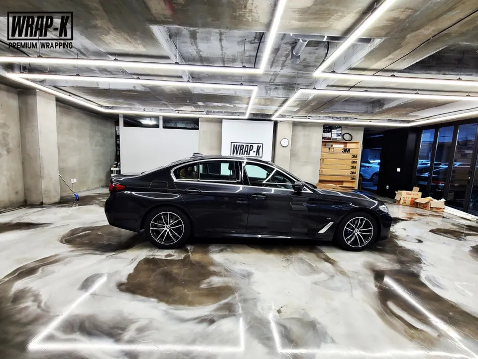 BMW 5 Series G30のカーラッピング事例：クロームパーツのブラックアウト 施工写真 1-2