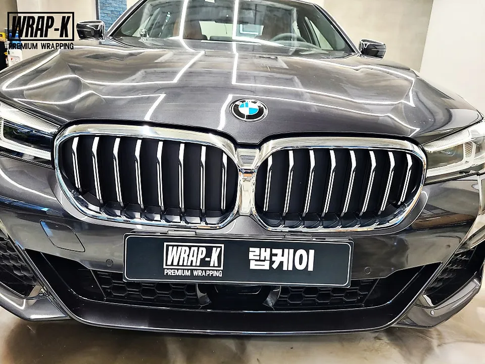 BMW 5 Series G30のカーラッピング事例：クロームパーツのブラックアウト 施工写真 3-2