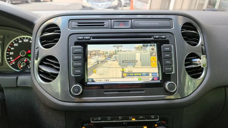 Volkswagen Tiguanのドラレコ取付事例|費用目安・仕上がり 施工写真 1-2