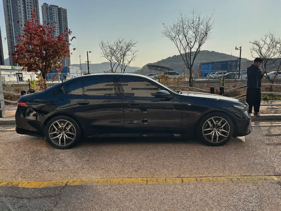 BMW G60 カーラッピング事例｜実写で見る高級感アップ 施工写真 2-1
