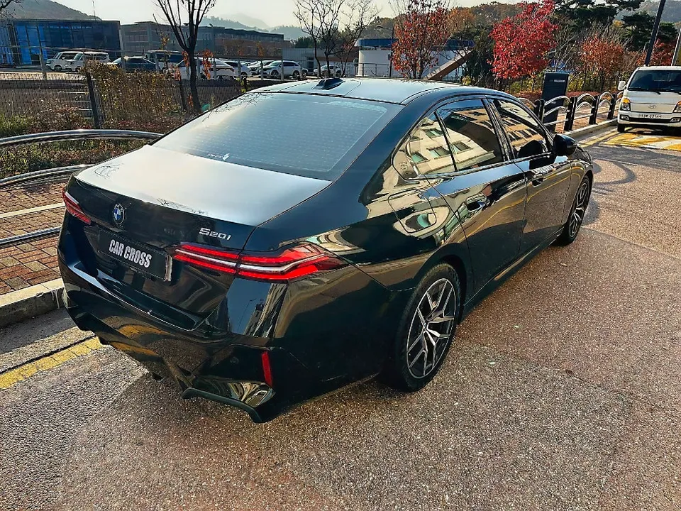 BMW G60 カーラッピング事例｜実写で見る高級感アップ 施工写真 3-1