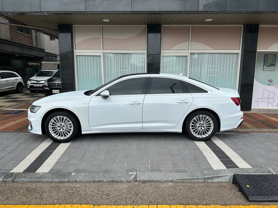 Audi A6のカーラッピング事例|サテンブラックで印象激変 施工写真 2-1