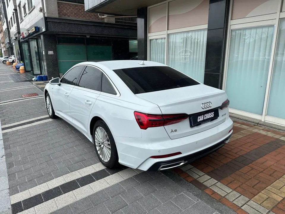 Audi A6のカーラッピング事例|サテンブラックで印象激変 施工写真 3-1