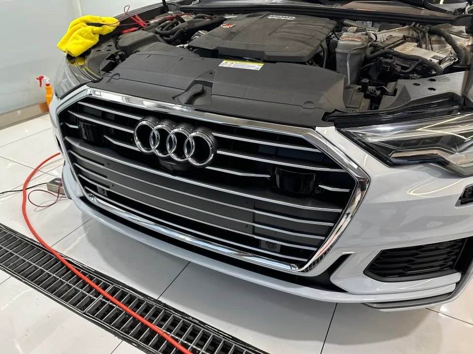 Audi A6のカーラッピング事例|サテンブラックで印象激変 施工写真 3-2