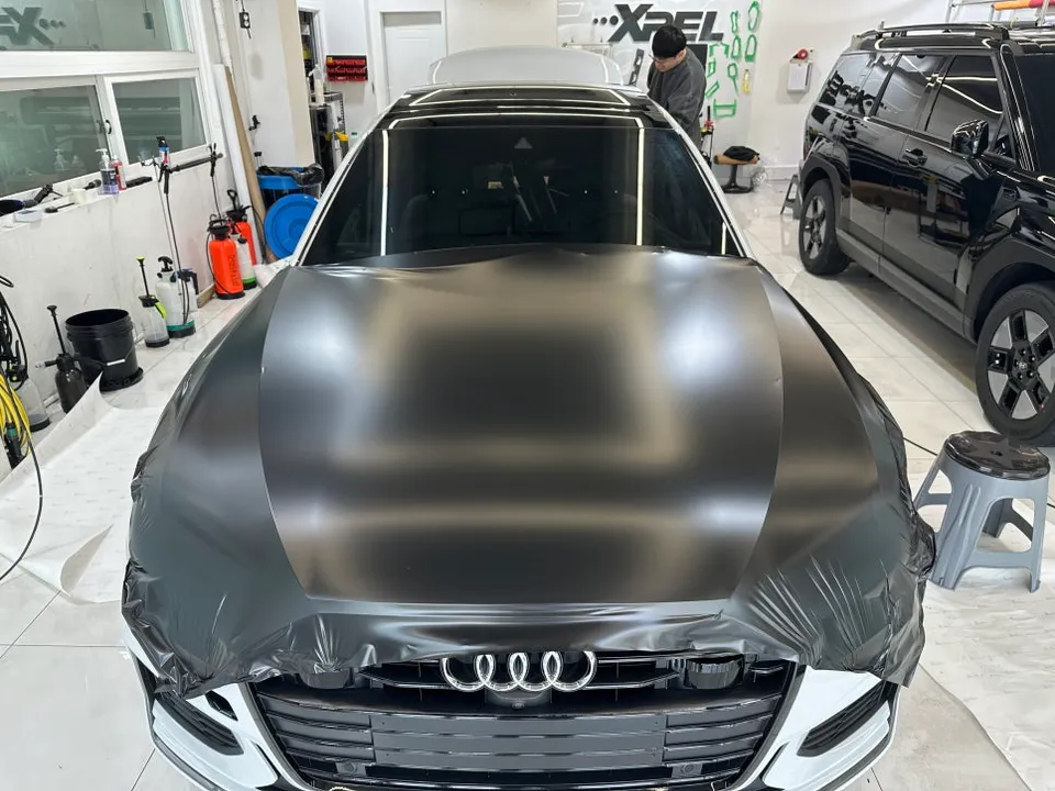 Audi A6のカーラッピング事例|サテンブラックで印象激変 施工写真 2-3