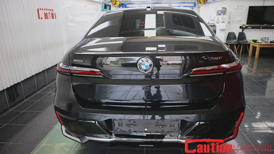 BMW 7 Seriesのカーラッピング事例｜シャンパンゴールドのツートン 施工写真 2-1