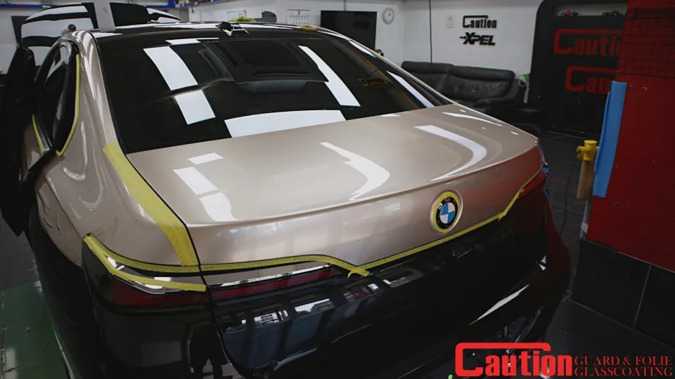 BMW 7 Seriesのカーラッピング事例｜シャンパンゴールドのツートン 施工写真 2-2