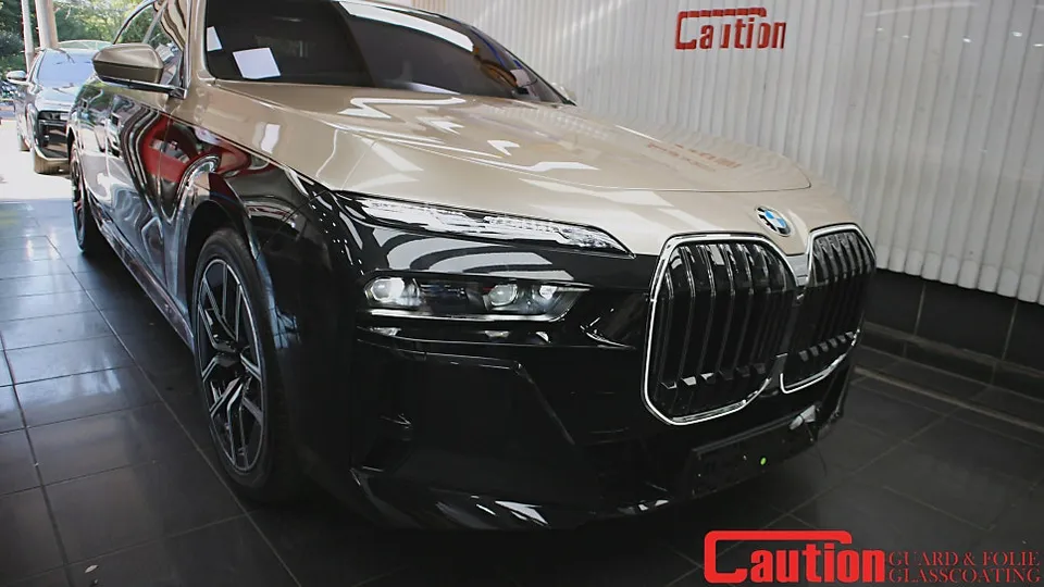 BMW 7 Seriesのカーラッピング事例｜シャンパンゴールドのツートン 施工写真 3-3