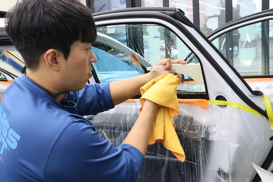 Kia Carnivalのカーフィルム施工事例|熱遮断と快適性を両立 施工写真 3-3