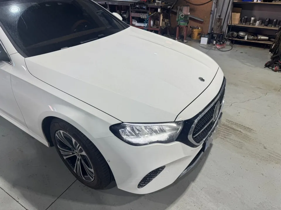 Mercedes-Benz Eクラス W214のカーラッピング事例 施工写真 1-2