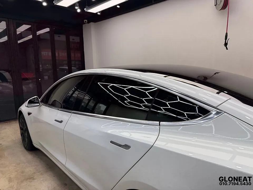 Tesla Model 3のカーラッピング事例｜費用目安・仕上がり 施工写真 1-2