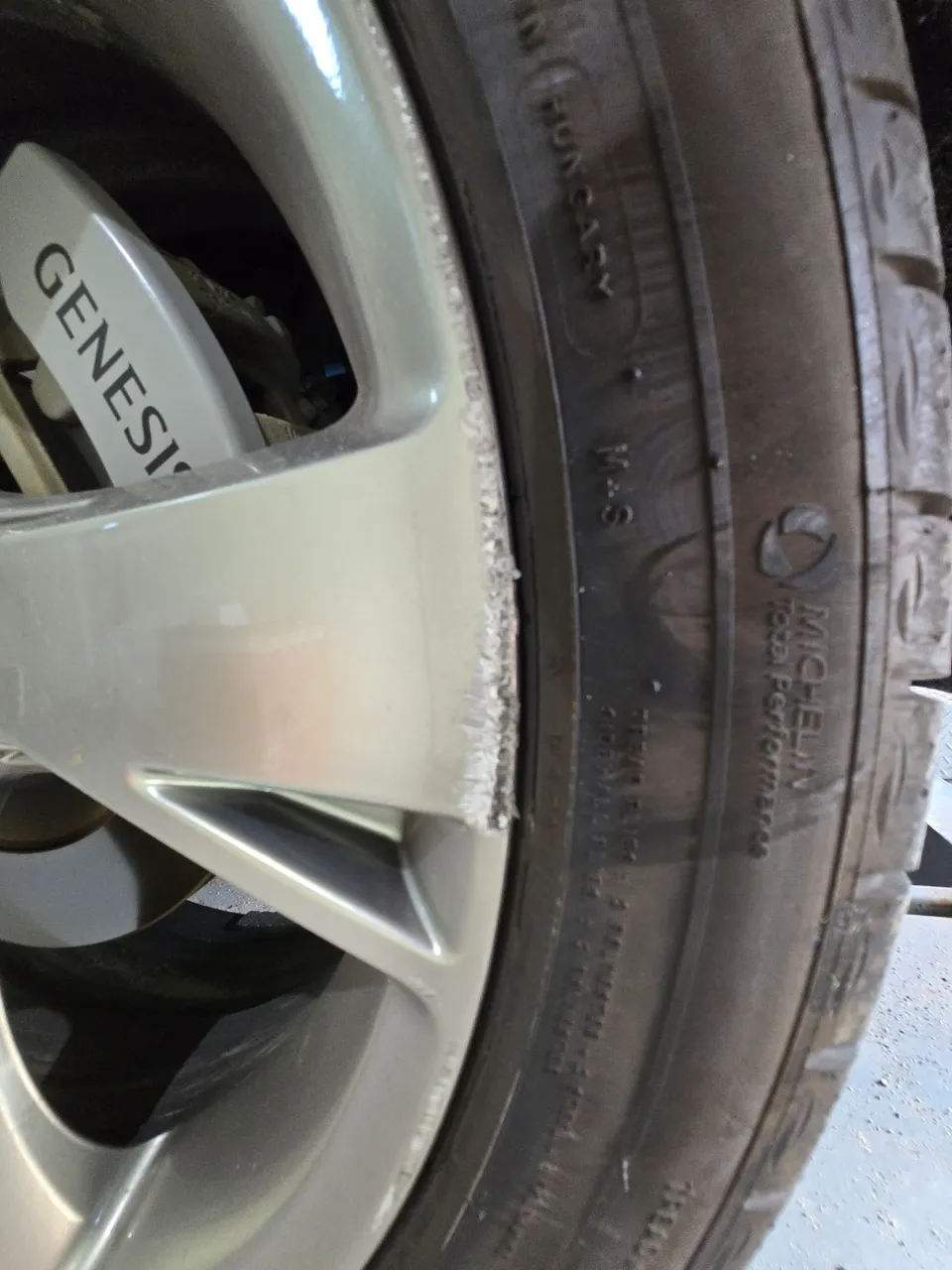 Genesis GV80のホイールリペア・塗装事例 施工写真 4-1
