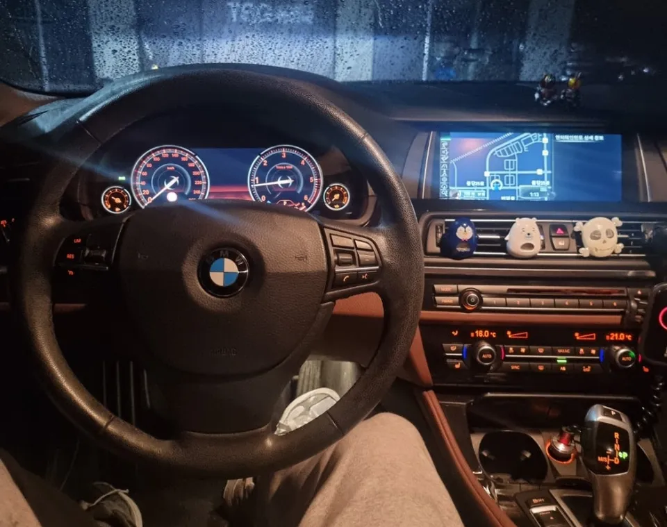 BMW 5 Series F10のAndroid Auto・CarPlay取付事例 施工写真 2