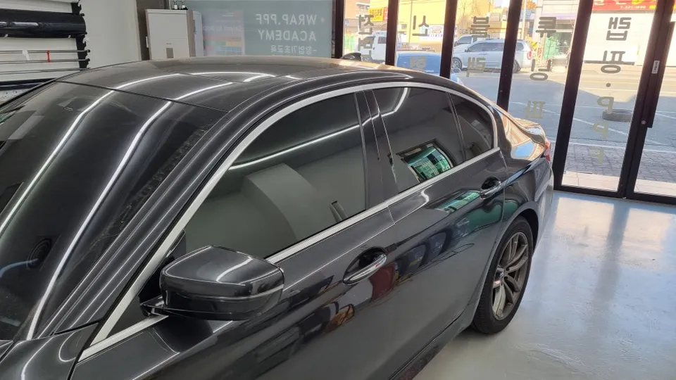 BMW 5 Series G30 カーラッピング事例：クロームdelete 施工写真 2-1