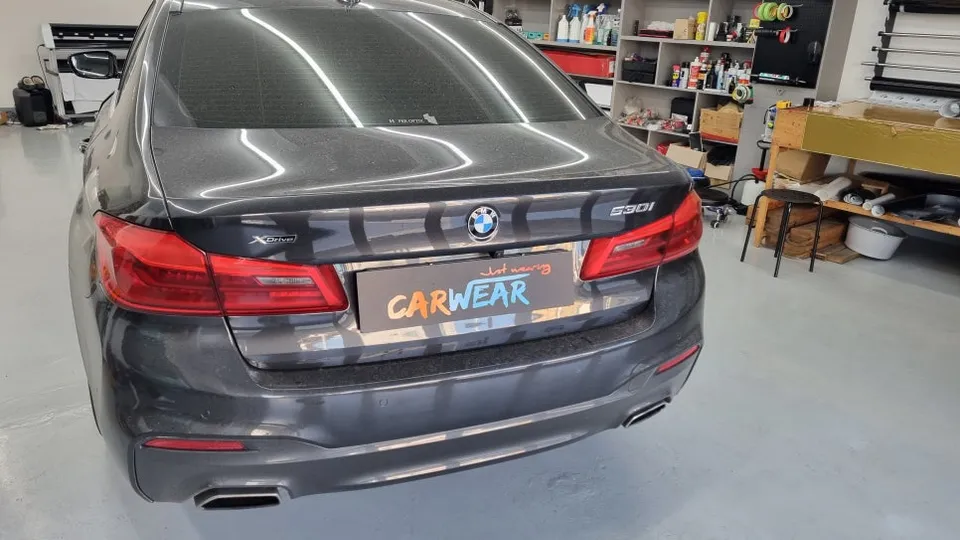 BMW 5 Series G30 カーラッピング事例：クロームdelete 施工写真 3-1