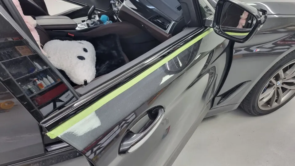 BMW 5 Series G30 カーラッピング事例：クロームdelete 施工写真 3-2