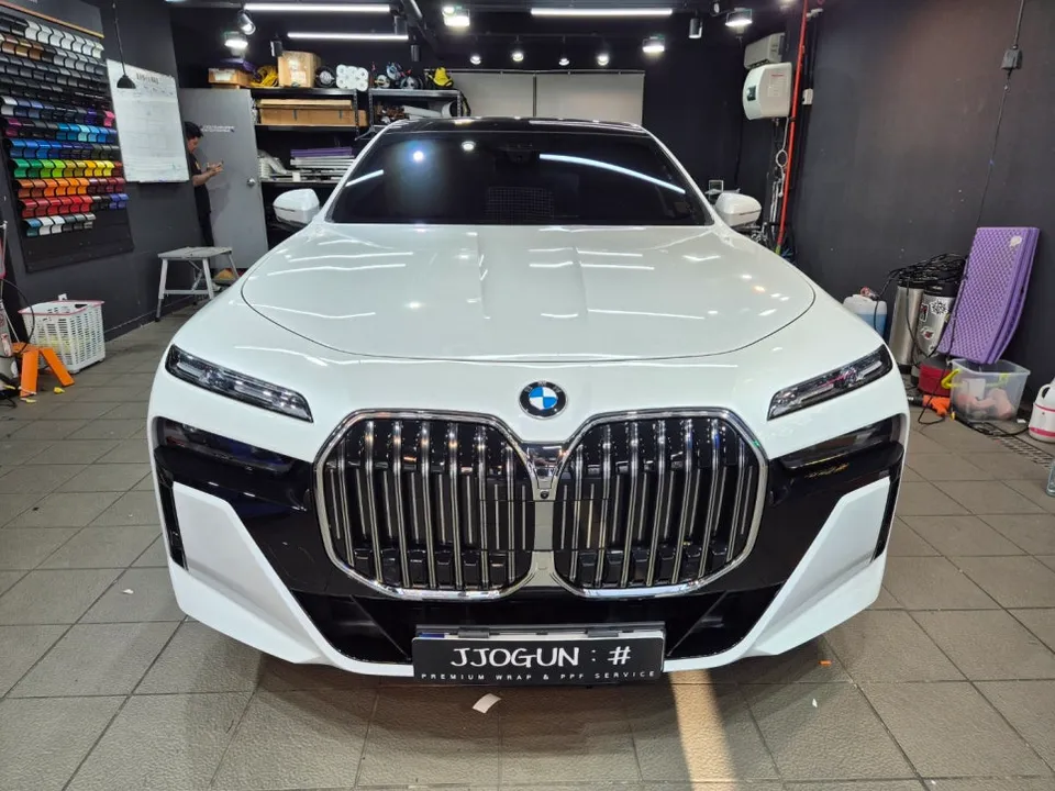 BMW 7 Seriesのカーラッピング事例｜グリル・サイドミラー部分施工 施工写真 2-1