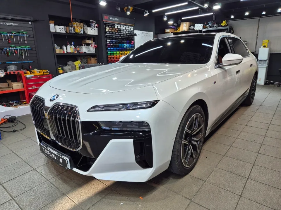 BMW 7 Seriesのカーラッピング事例｜グリル・サイドミラー部分施工 施工写真 3-1