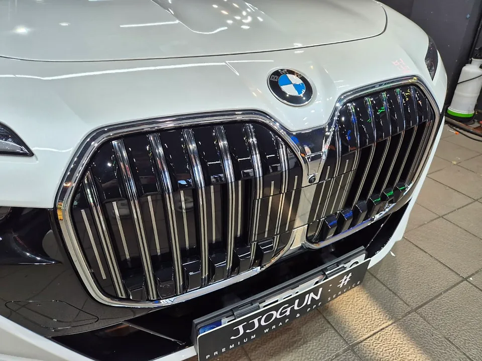BMW 7 Seriesのカーラッピング事例｜グリル・サイドミラー部分施工 施工写真 4-1