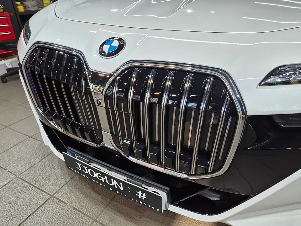 BMW 7 Seriesのカーラッピング事例｜グリル・サイドミラー部分施工 施工写真 1-2